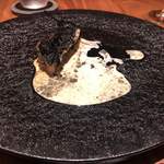 ル スプートニク - こう。燻製さんまのムニエル、ナスを竹炭をまぶして。ロックフォールのソース。