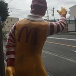 マクドナルド - ヒッチハイク中。「おかしいなぁ。だれも停まってくれないな。。」