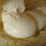 Karin - 「シュークリーム」の中にはヨード卵と北海道産生クリームを使用して作られたカスタードクリーム入り