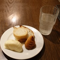 TOOTH TOOTH TOKYO - ランチにつくパン、ピンクグレープフルーツソーダ