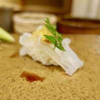 寿司つばさ - ［2018/08］寿司② 赤いかの握り うに 飛び魚の卵乗せ