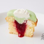 Q-pot CAFE. - カップケーキの中からは、ローズフレーバーのラズベリージャムがとろ～り。
上にはガナッシュにカスタードを合わせたクリームとストロベリーフレーバーのローズチョコをトッピング。