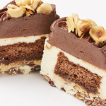 Q-pot CAFE. - マスカルポーネのムースの中にはエスプレッソに浸したチョコレートスポンジ、その上にはコーヒー風味の
ガナッシュクリームにキャラメリゼしたヘーゼルナッツをトッピング。
トップにはQ-pot.のオリジナルビスケットを添えて。