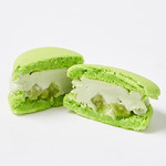 Q-pot CAFE. - メロンのさわやかなガナッシュのなかに、
フレッシュメロンの果肉もたっぷり入った贅沢なマカロン。