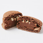 Q-pot CAFE. - なかにはスイートチョコレートのガナッシュがたっぷり。
サクッとした食感がアクセントになるホワイトのパールチョコでトッピング。