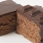Q-pot CAFE. - チョコスポンジにチョコムース、仕上げにたっぷりとチョコレートをかけた、チョコ好きにはたまらない逸品。
ムースの中の入っている刻んだオレンジピールがアクセント。
Q-pot.オリジナルのチョコレートを贅沢に添えて。