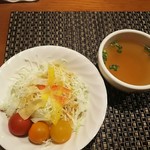 おとなのヒッコリー - ジャーマンハンバーグ丼のサラダ、スープ