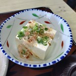 まるみ食堂 - ●日替り定食650円税込
・エビフライ1匹
・コロッケ1個
・鶏唐揚げ2個
・白御飯
・冷奴
・味噌汁
・キャベツサラダ