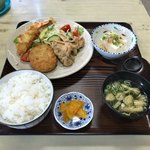 Marumi Shiyokudou - ●日替り定食650円税込
                      ・エビフライ1匹
                      ・コロッケ1個
                      ・鶏唐揚げ2個
                      ・白御飯
                      ・冷奴
                      ・味噌汁
                      ・キャベツサラダ