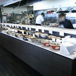 ビュッフェレストランサンシア - 右側の厨房に沿って料理が並んでいます