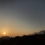 Misuzuya - 浅間山やアルプスが見える向こうに陽が沈みます。沈んだ後の空のグラデーションが素晴らしい