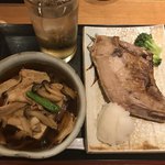 ちょっぷく - 梅酒ソーダ割り(左上)、肉豆腐(左下)、
            ブリのカマ焼き(右) ¥300×3