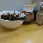 金田家 - 卓上の辛子高菜とにんにくのしょうゆ漬け