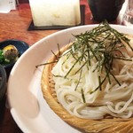 さば銀 - 〆の五島うどん。薬味は刻み青ネギと山葵、鶉の卵。