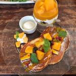 カフェ アクイーユ - マンゴーパフェパンケーキ