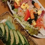 Sushi Izakaya Yataizushi - 海鮮サラダ(税別699円)　きゅうり一本漬け(税別299円)