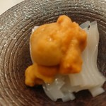 鮨西光 - イカの馬糞ウニ乗せ