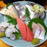 王道の刺身盛り合わせ