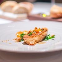 レストラン ラリューム - フォアグラのプランシャ焼きと黄金梅のハーモニー　ツルムラサキの苦味と 　黒胡椒のクランブルをアクセントに