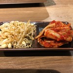 カウンター焼肉専門 焼肉おおにし - (料理)白菜キムチ、もやしナムル