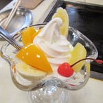 甘味処 竹酔堂 - ソフトクリームパフェ・コーヒー。380円