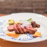 Kakyo 花鏡  - 近江牛のロースト、 新玉ねぎのソース、 小芋のソース、 九条ねぎの豆乳オムレツ、 アスパラガスの黄身酢、 白ネギの煮浸し、 新ごぼうの赤ワインとバルサミコ煮