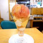 フルーツパーラー 弘法屋 - 桃のパフェ　1600円