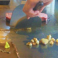 鉄板焼 やまなみ - お肉焼いています。