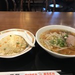 萬龍 - ラーメンとチャーハンの半チャンセット830円です(2018.8.21)