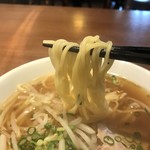 萬龍 - 麺は中細のストレート麺、スープは鶏ガラ醤油です(2018.8.21)