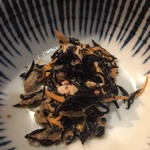 焼鳥 酉たけ - お通し3 ひじきの煮物　定番の美味しさ