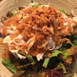 焼鳥 酉たけ - 蒸し鶏のサラダです　鶏皮チップがパラパラと掛かっていて食感が面白いです　結構なボリュームですよ