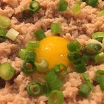 焼鳥 酉たけ - 真ん中にちょこなんと乗ったうずらの黄身が堪りません　混ぜて食べるとさらに美味しくなります