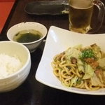 Enya - ホルモン焼きうどんをごはん＋スープのセットで