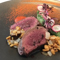 AMOUR - ◆夕焼け 〜夏鹿・パプリカ・万願寺 〜 上質な鹿肉はクセもなく、火入れも絶妙。柔らかいのでナイフがスッと入り、噛むと旨みを感じる品