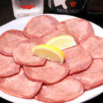 Yakiniku Saran - 定番人気上タン塩！美味しいお肉とサンチュも一緒に！