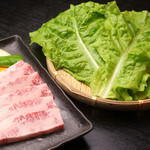 Yakiniku Saran - 上カルビ A５ランクのトロけるカルビ、サンチュとも相性バツグン！