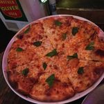 ビジー ビー カフェ - ピザマルゲリータ