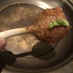 The Dining Room at The House on Sathorn - 日本だと炎上必至「女性の太もも」