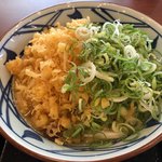 丸亀製麺 - かけうどんに天かす、ネギ、てんこ盛り