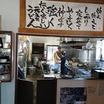 肉汁うどんの南哲 - 調理場奥には店主が調理をしている