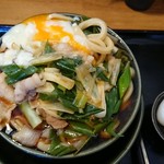 肉汁うどんの南哲 - 温玉を乗せた…残念ながらビジュアルは映えない