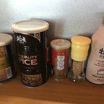 麺屋 からから - 卓上味変部隊（カレーパウダー・山椒粉・ラーメン胡椒・ゴマ・牡蠣だし醤油）