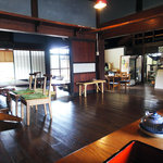 秋保うな貴 - 広々とした店内，左手奥にもまだ座敷が続いている