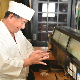 At this hidden Sushi restaurant, you can enjoy Edomae Sushi made by a chef who honed his skills in Tokyo.