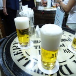 ビールスタンド重富 - 一度注ぎと三度注ぎ