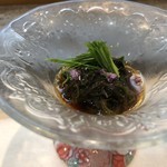 寿司栄 - ◆モズク酢・・モズクは2種類入り、ふとモズクは「平目」と同じ程度の価格がする高級品だそう。 サッパリした優しい味わいで、2種のモズクの食感もいい品。