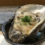 牡蠣（石川）・・立派な牡蠣。4つに切って出されますが、下に行くほど濃厚な旨みが増します。 これは美味しい。