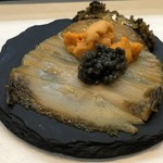 ◆薄くスライスした鮑の上に、雲丹とキャビアをのせて・・豪華食材の組み合わせ。 端から巻いて頂きますが、それぞれの旨みが口に広がり美味しい。