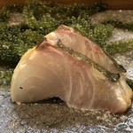 寿司栄 - シマアジ・・1週間寝かせた品。熟成度がいいこと。